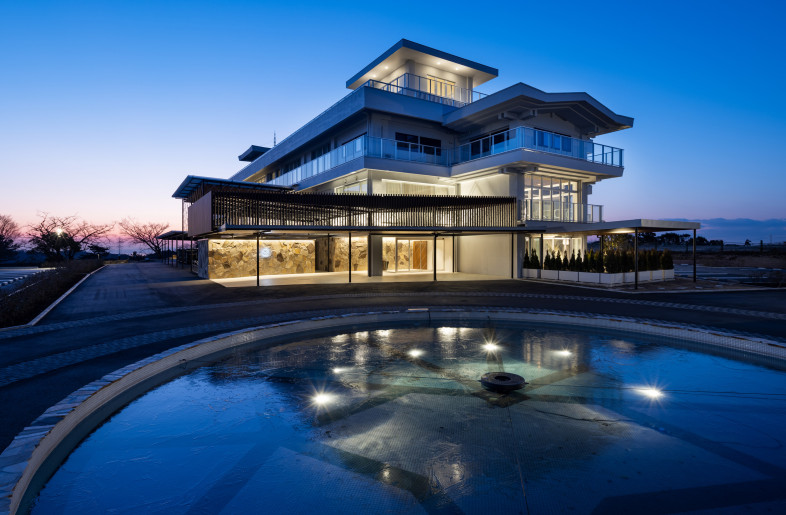 Evening view of the clubhouse. - Nacasa & Partners Astushi Nakamichi