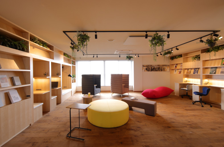 Mobile, study room. There is a choice of various ways to use the chairs. - Nacasa & Partners Astushi Nakamichi