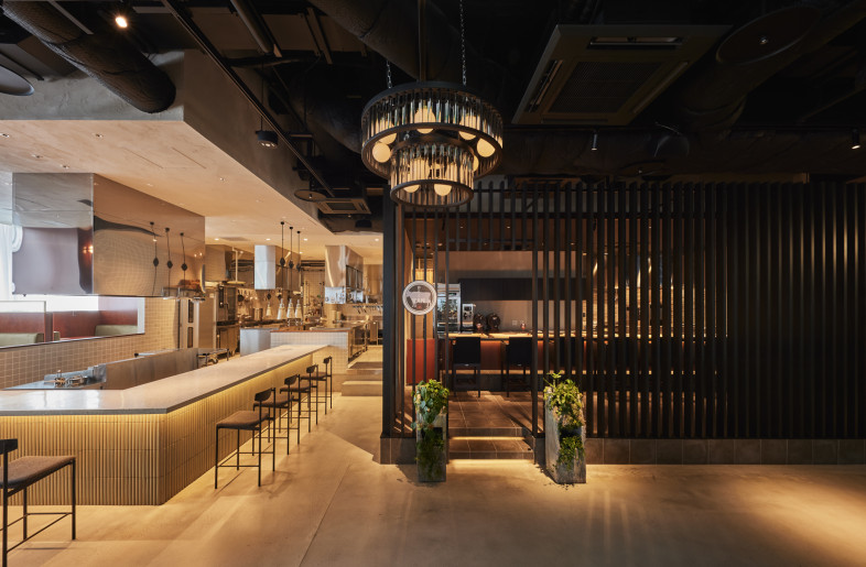 Chef's Table and Exquisite Meat Cuisine. The left side features an intimate chef's table, while the right presents the refined experience of the kappo (meat-focused) counter. - Photographer Shinsui Ohara