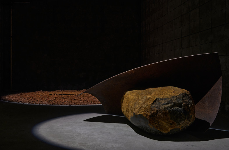 This is an armchair type. The curved part of the steel plate is the armrest. At first glance it does not look like a normal shape, but when you sit down it fits securely. - Masayuki Hayashi
