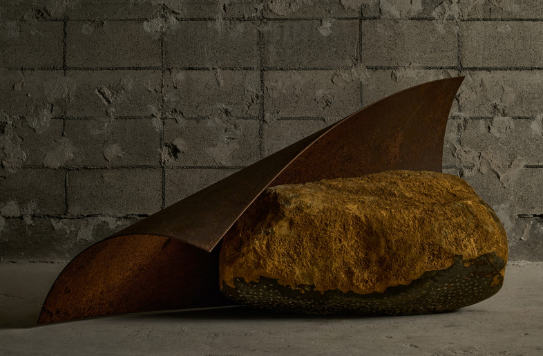 This is an armchair type. The curved part of the steel plate is the armrest. At first glance it does not look like a normal shape, but when you sit down it fits securely. - Masayuki Hayashi