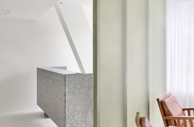 The counter and many other elements, such as the partition wall made of fiberglass-reinforced plastic that separates the reception from the waiting area, underline the client‘s vision of designing a practice like a gallery. - Daniel Schäfer