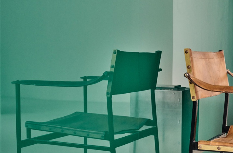 Green acrylic glass creates a mirroring accent to the selected furniture pieces in our dental practice, which give the space a personal touch. - Daniel Schäfer