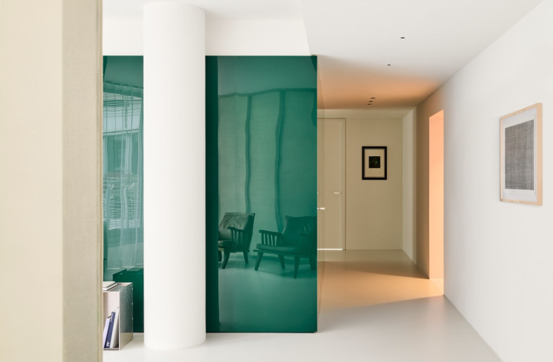 The pink colour of the bathroom shines through the open vestibule into the hallway, setting a moody accent. The colour of the reflection changes depending on the lighting and the time of the day. - Daniel Schäfer