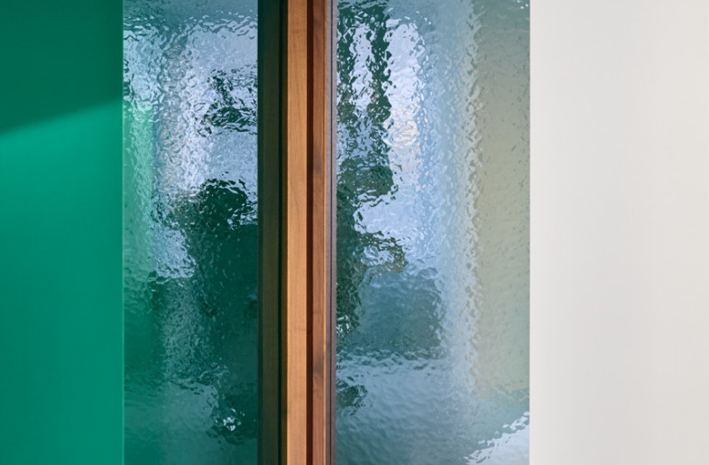 The doors to the treatment rooms are made of walnut wood and cathedral glass, which offset the otherwise cool, minimalist materials. The translucent quality of the unique glass conveys a certain openness without compromising the privacy of the patients. - Daniel Schäfer