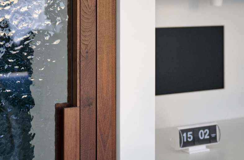 The treatment rooms are equipped with clean white, built in furniture for the staff that allows a quick and easy use as well as high hygiene standards. - Daniel Schäfer