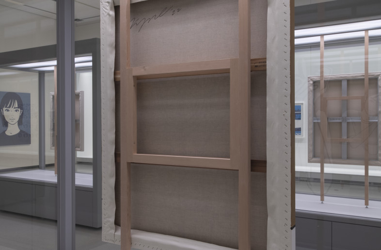 The canvas works were intentionally displayed inside glass cases, allowing them to be viewed from all sides like three-dimensional objects. This approach made visible elements that are usually unseen, such as the brushstrokes on the backs of the canvases and the tactile sensation. - Hiroshi Mizusaki