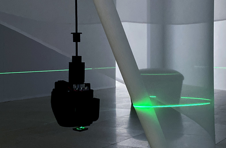 It is a common laser line generator that emits a green laser beam. It also ensures safety. It is made to move up and down and rotate. - TAKT PROJECT