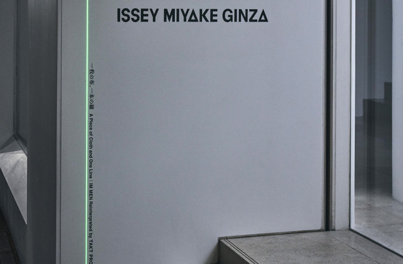 A light is also projected at the entrance to the venue and the name of the exhibition is placed along this line. Without any physical structure, the line of light alone creates a different impression of the entrance - Masaki Ogawa