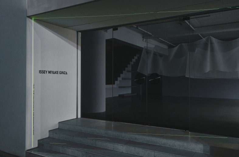 A light is also projected at the entrance to the venue and the name of the exhibition is placed along this line. Without any physical structure, the line of light alone creates a different impression of the entrance - Masaki Ogawa