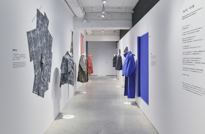 The venue also included an exhibition space for clothing from ISSEY MIYAKE's men's brand, IM MEN. As the installation concept “A Piece of Cloth and One Line” suggests, it shows how a piece of cloth and a line can be used to create a single garment. - Masaki Ogawa
