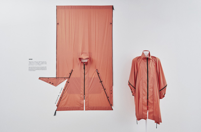 The venue also included an exhibition space for clothing from ISSEY MIYAKE's men's brand, IM MEN. As the installation concept “A Piece of Cloth and One Line” suggests, it shows how a piece of cloth and a line can be used to create a single garment. - Masaki Ogawa