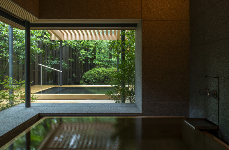The photo of Gobankan, Room＃5. The deck and open-air bath comfortably shorten the distance between the interior and nature. - Hiroshi Mizusaki