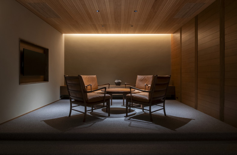 The photo of Gobankan, Room #5. The raised lounge floor brings rhythm and comfort to the space. - Hiroshi Mizusaki