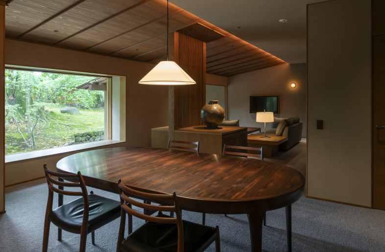 The photo of Nanabankan, Room #7. The two rooms have been combined into one, with an open and expansive living area placed at the center. - Hiroshi Mizusaki