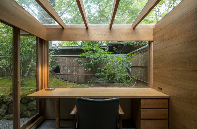 The photo of Nanabankan, Room #7. A study by the window overlooking the moss garden. A place where tranquility and openness coexist. - Hiroshi Mizusaki