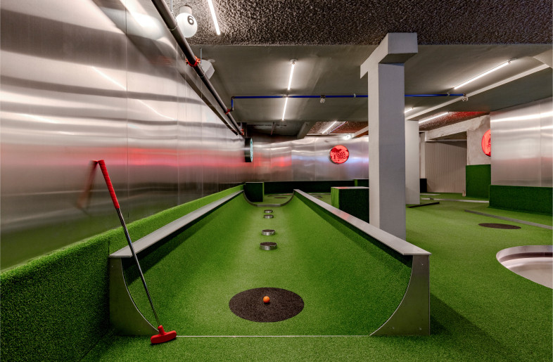 A mini-golf hole with reflective cladding in recycled aluminum. - Ben Speck