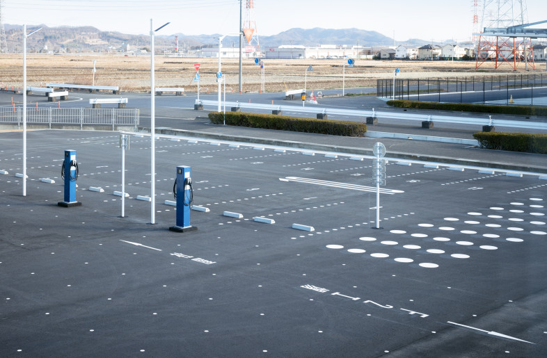 Signs imitating commonly used traffic signs. - Takumi Ota