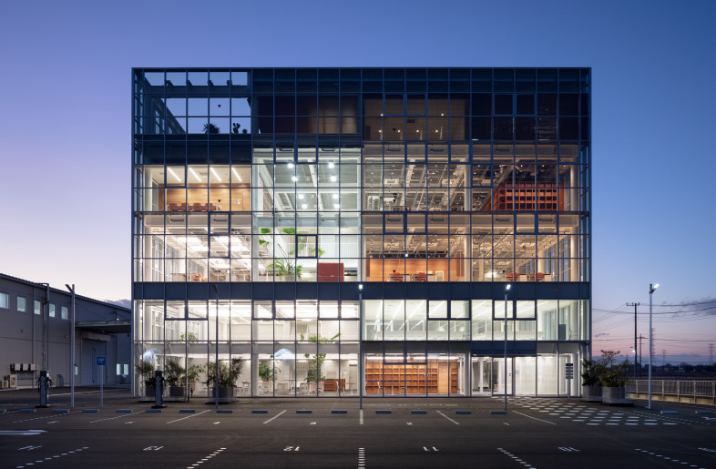 The use of appropriate lighting for each place and the arrangement of the luminaires along the grid highlight the differences and regularity of each floor when looking up. - Takumi Ota