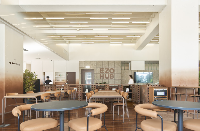The key color of the gradation, “brown,” was sampled from the existing flooring. - YAMAMOTO KEITA
