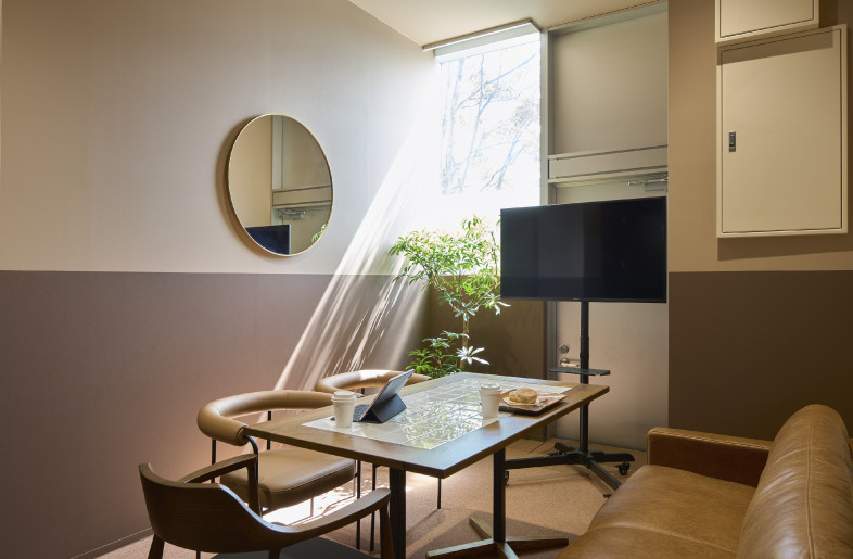 We designed a meeting room with a new use and atmosphere. - YAMAMOTO KEITA