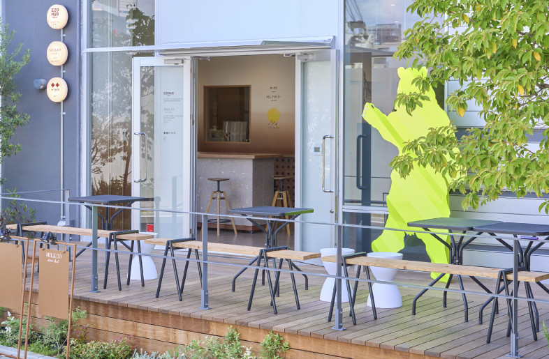 At the entrance and behind the incubation lounge, visitors can also encounterartwork artwork with motifs of Hokkaido's native animals. - YAMAMOTO KEITA