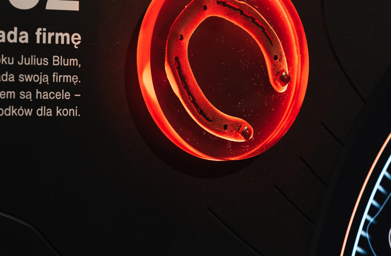 horseshoe embedded in resin - https://www.instagram.com/moodauthors/