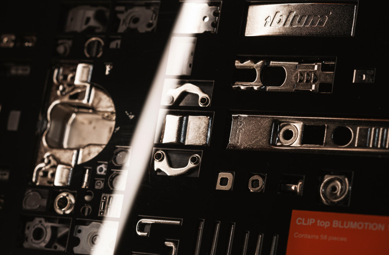 details of hinge construction - https://www.instagram.com/moodauthors/