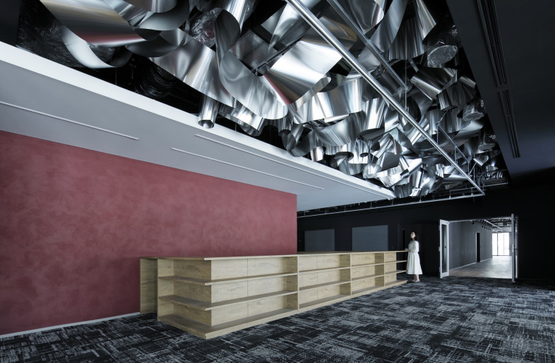 In the entrances area, an intense flow of aluminium 'waves' shows a strong sense of movement. - Daisuke Shima