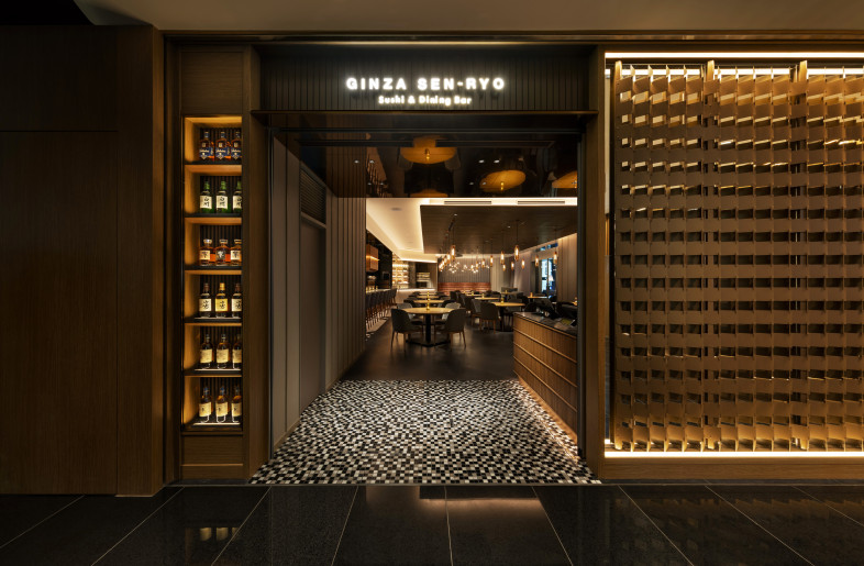 The traditional ichimatsu pattern is composed using a combination of metal materials, reinterpreted and elevated into a modern design expression. - Nacasa & Partners