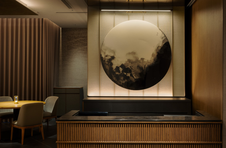 An abstract artwork inspired by Japanese calligraphy, symbolizing the interior concept, is displayed at the reception counter at the entrance. - Nacasa & Partners