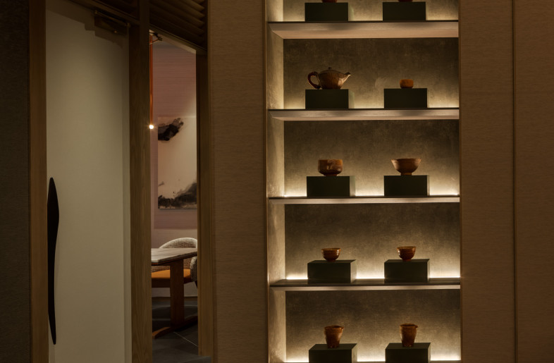 A display shelf featuring Shigaraki ware made from red clay. - Nacasa & Partners