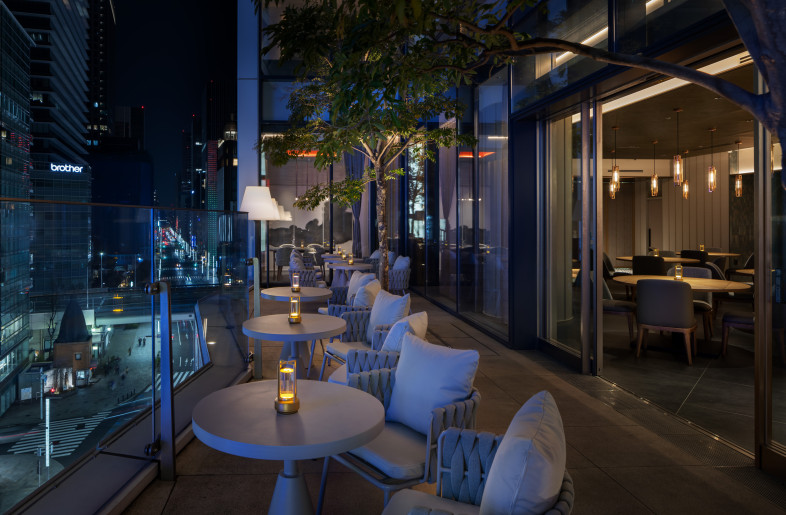 The terrace seating overlooking the streets of Ginza brings a sense of openness and comfort to the space. - Nacasa & Partners