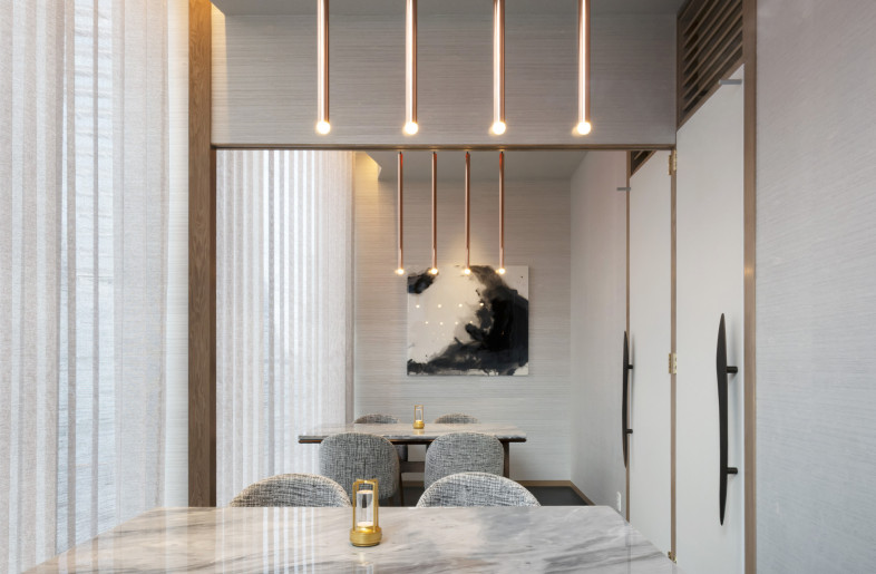 The private room is finished as a beautiful space, featuring a white and orange color palette and filled with abundant natural light. - Nacasa & Partners