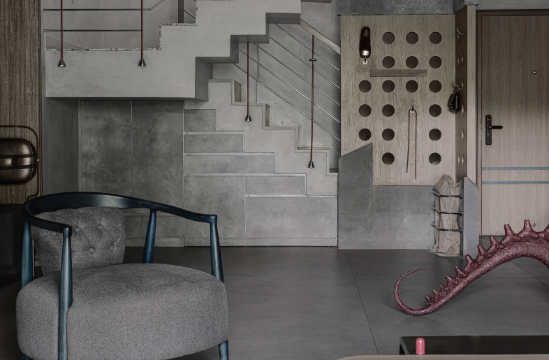 The entry immediately establishes Pearls on Swine's dual nature, a full-height partition system in matte black laminate that conceals gym equipment, dog leads, umbrellas and shoes. - Ishita Sitwala