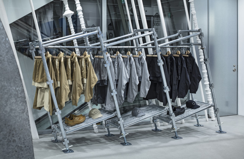In the first season (SS23), wedge-tied scaffolding materials were assembled by tilting the support columns using a flexible jack base for slope. The footwear was originally made for trail (unpaved road) running, so it was displayed directly on the incline. - Kenta Hasegawa