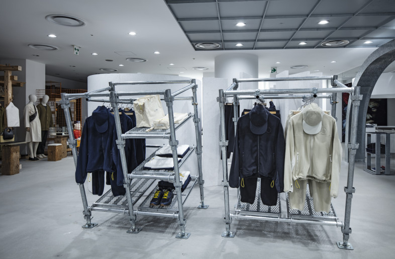 For FW23, at DOVER STREET MARKET GINZA, the spacious venue allowed for a linear two-row configuration. - Kenta Hasegawa
