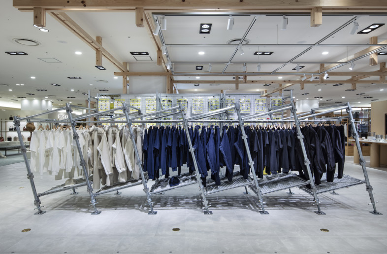 At Hankyu Umeda, the display extended across six spans, showcasing the full SKU lineup (shapes, sizes, and colors). - Kenta Hasegawa