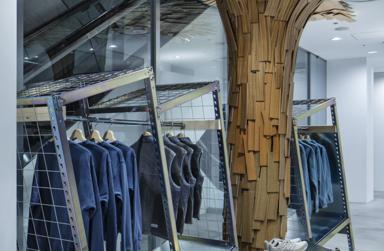 For FW24, the repurposed steel racks were updated with a rainbow interference finish through chromate treatment, inspired by the blurred photo prints featured in the collection. A non-toxic trivalent chromium was chosen to achieve both aesthetics and sustainability, aligning with global environmental standards. Additionally, a matching shoe rack was created using scraps from the garment rack posts. - Kenta Hasegawa