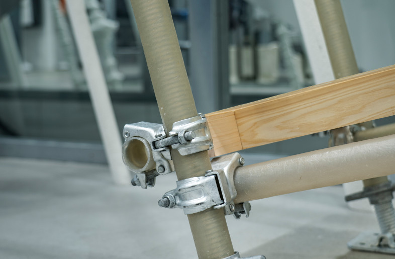 In SS25, handcrafted translucent FRP were used, allowing the wooden rafters under the shelf boards and the threaded post of the jack base to show through, creating visual harmony with the sheer apparel. - Kenta Hasegawa