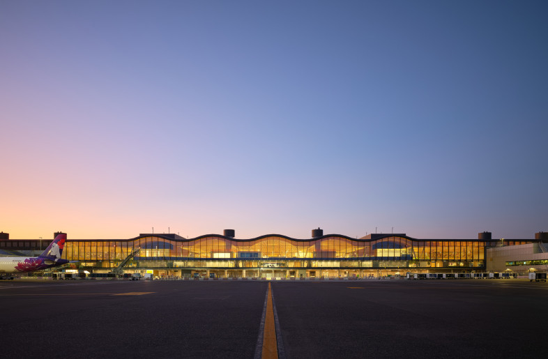 West facade flanked by existing concourses. - Dror Baldinger