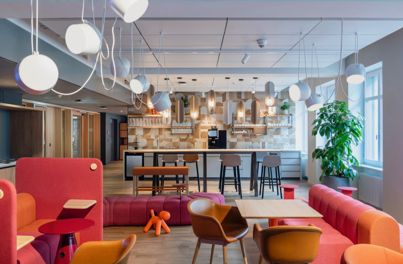 Accenture Campus, Pelikanstrasse office, Coffee Point/Workspace - Peter Wuermli © Evolution Design