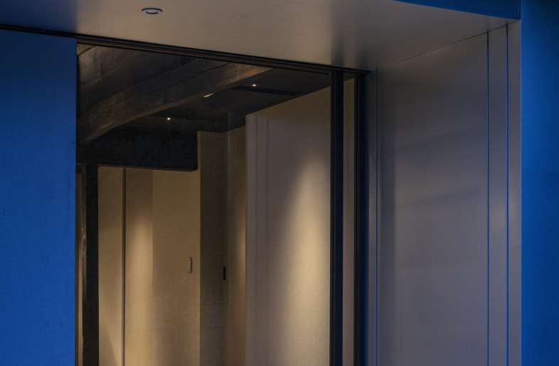 An earthen-floored entrance (doma) seamlessly connecting interior and exterior spaces - Kenta Hasegawa
