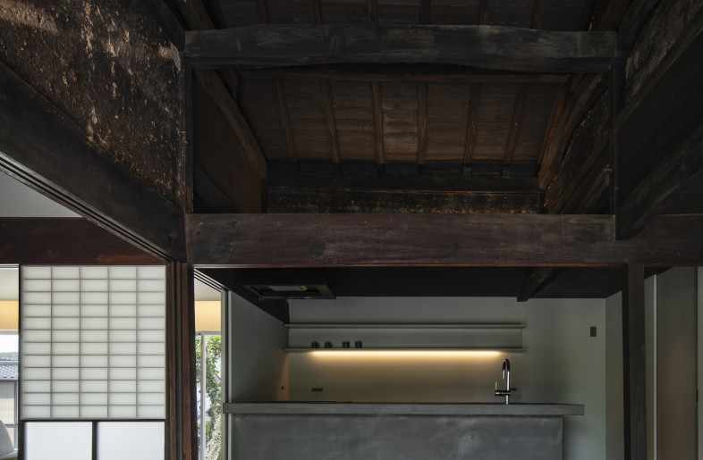 The chef-client’s kitchen sits at the back of the doma, which runs seamlessly from exterior to interior - Kenta Hasegawa