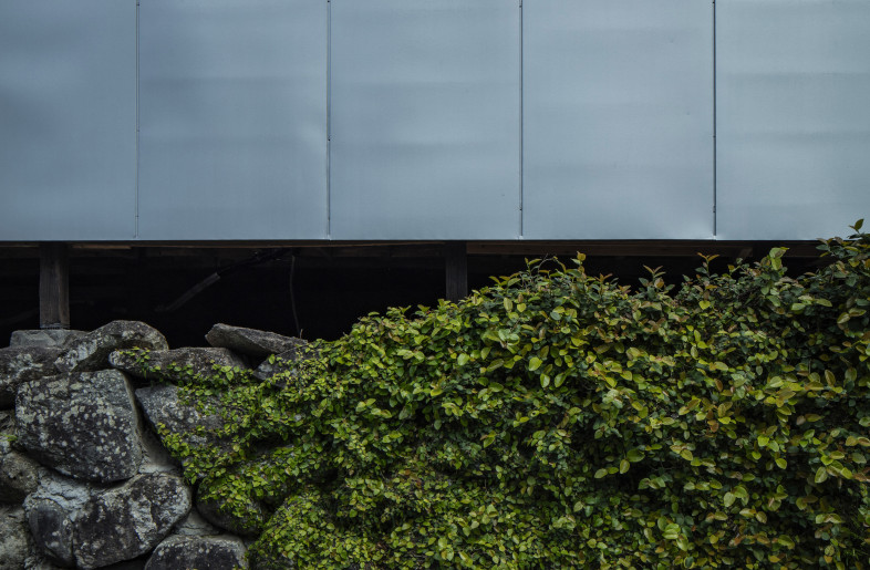 A contrast between silver cladding evoking local industry and stone walls recalling the site's history - Kenta Hasegawa