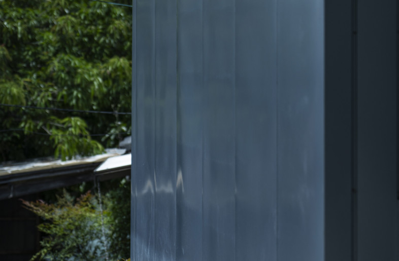 The silver façade reflects the blue of the sky - Kenta Hasegawa