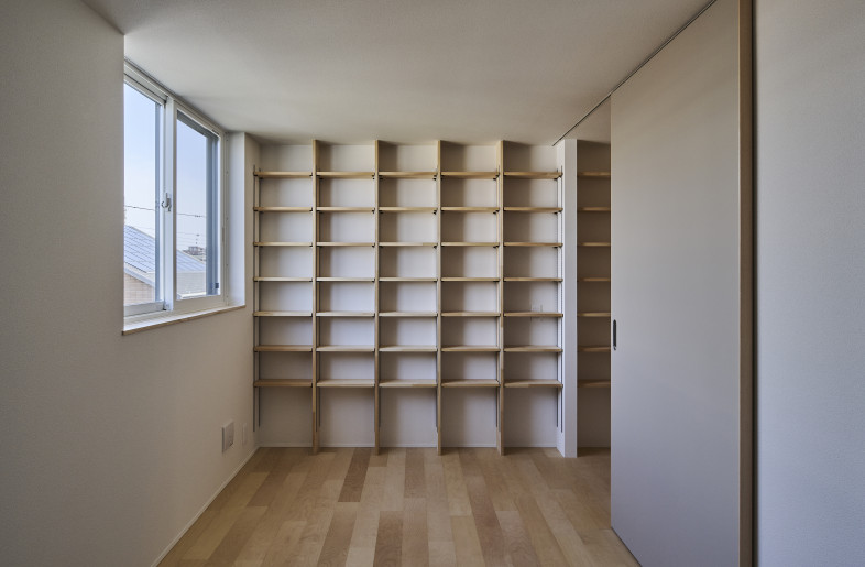 Children’s room | Bookshelves extending from the hallway - Hiroki Kawata