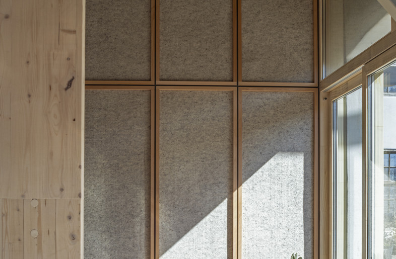 wall paneling of reclaimed wool with terrazzo grave monument floor - Luuk Kramer