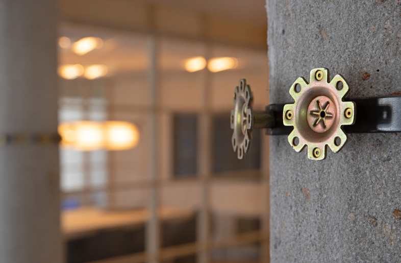 The old false floor was elevated between 7 and 10 cm above the original floor, supported by a structure of galvanized steel pilings. Some of these supports were converted into coat hooks around the columns. - Asier Rua