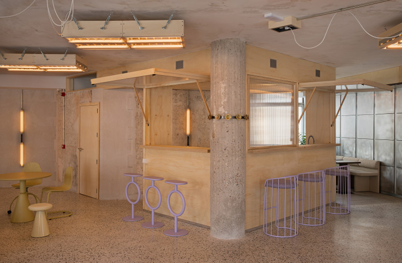 The old 60x60 cm modular fluorescent light boxes, equipped with reflectors, have been repurposed to create a new model of suspended LED lighting fixtures. Nearly 40 units were recovered, cleaned, and rewired with LED technology . - Asier Rua